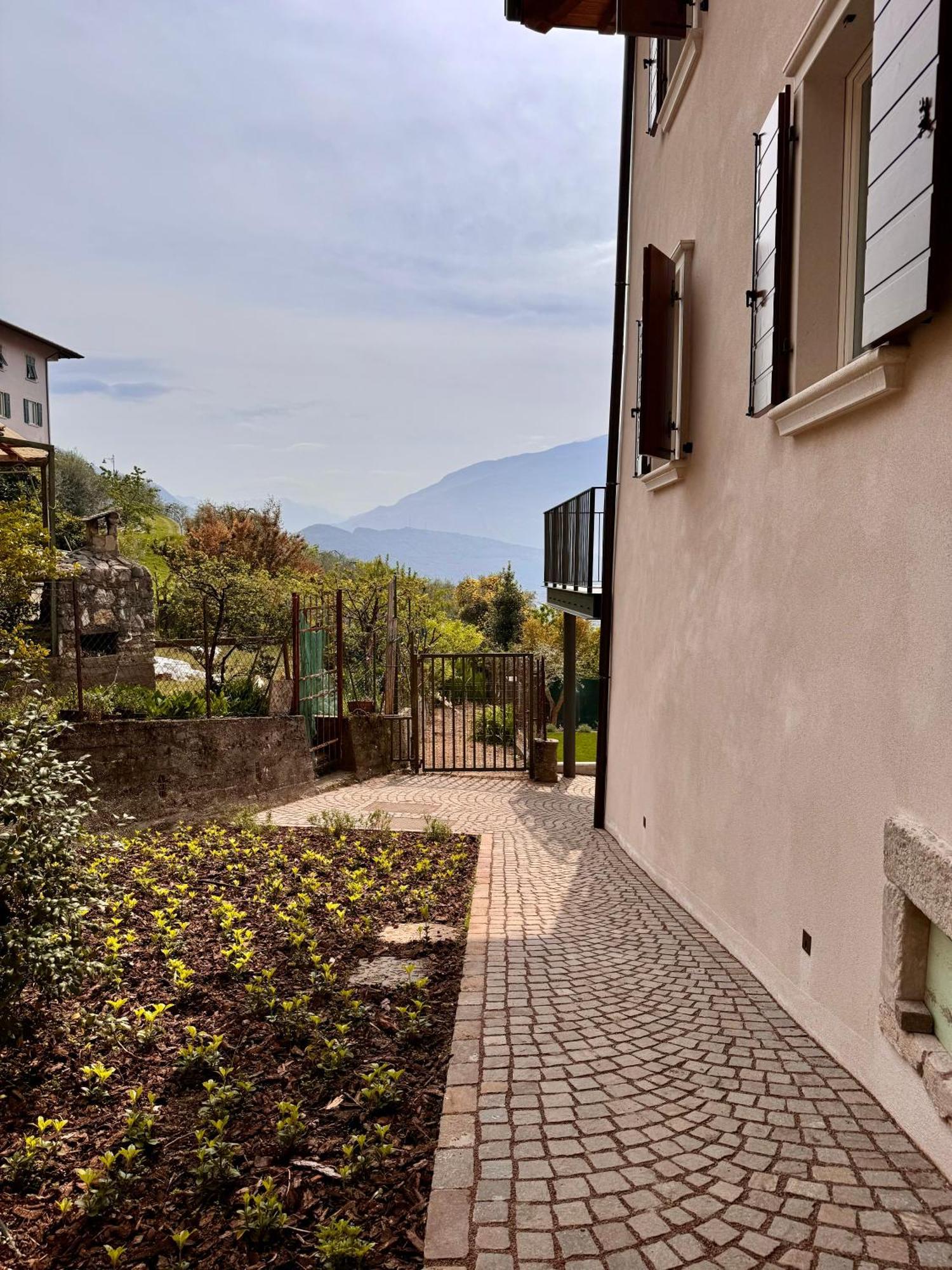 Eco Garda Hill Apartment Тено Екстериор снимка